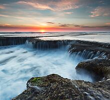 At the Lip of The Cauldron - Blairgowrie, Victoria, Australia by Sean Farrow