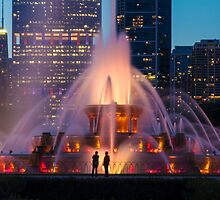 A telephoto look of buckingham fountain with people in for scale by Sven Brogren